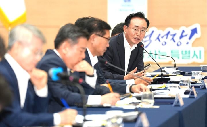 무안청사에서 지난 27일 열린 전남광주통합특별시 시구군 상생협력간담회에 참석한 윤병태 나주시장이 호남권 반도체 메기클러스터를 뒷받침할 산업 용지 확보를 위한 그린벨트 규제 해소 등을 건의했다.