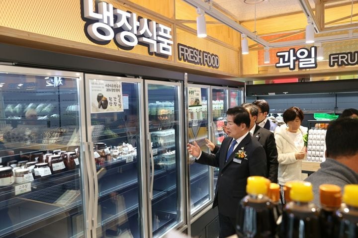 공영민 고흥군수가 지난 3월 25일 열린 고흥군 로컬푸드 직매장 개장식에서 매장을 둘러보고 있다