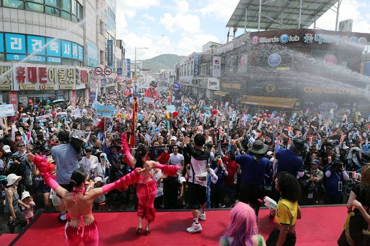 제19회 정남진 장흥 물축제가 44만 8천 명의 관광객을 끌어모으며 2일 폐막했다. 장흥군은 축제 열기를 잇기 위해 탐진강 물놀이장을 11일까지 연장하고 수익금 5천만 원을 기탁했다.