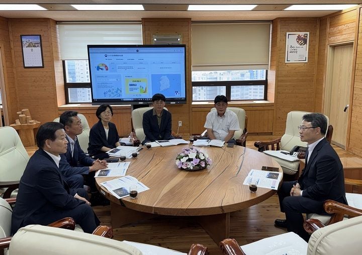 김신 군수가 3일 산림청을 방문해 국립완도난대수목원 조기 착공을 건의했다. 사진=완도군