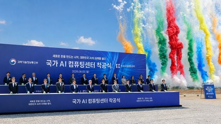 총사업비 2조 4,065억 원이 투입되는 국가AI컴퓨팅센터가 3일 해남 솔라시도 데이터센터파크에서 착공했다. 2028년 가동을 목표로 삼성SDS 등 민관 합작법인이 구축을 전담하며, 해남군은 인프라 확충과 행정 지원을 통해 대규모 첨단 클러스터 생태계를 조성할 방침이다. 사진=해남군