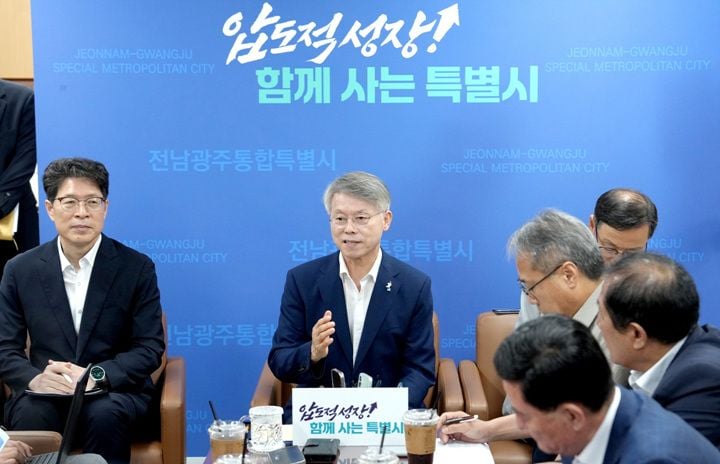민형배 전남광주통합특별시장이 출범 한 달을 맞아 기자간담회를 열고 4대 분야 20개 과제를 발표했다.