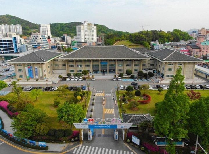 여수시가 관급자재 선정심의 대상을 7천만 원 이상으로 확대하고 정량·정성평가를 병행하는 개편안을 시행해 계약 행정의 투명성을 높인다.