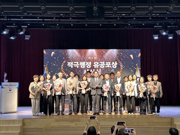 진도군이 행안부 '제6회 지자체 적극행정 종합평가'에서 사상 최초로 장관 표창을 받았다. 사전컨설팅과 마일리지 제도로 상위 5위 이내의 성과를 올렸다.