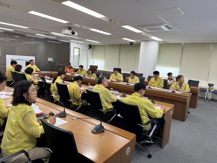 전남광주통합특별시가 폭염 중대경보 확산에 지대본 비상 2단계를 발효했다. 취약계층 케어를 확대하고 관급공사 옥외작업을 중단해 인명 피해를 방지한다.