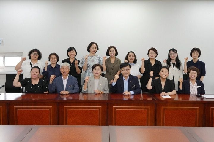 전남광주통합특별시의회 진보당 소속 의원단(최경미 등 5명)이 지난 27일부터 30일까지 돌봄 노동자, 농민, 화물연대 등과 릴레이 현장 간담회를 개최했다.