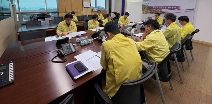 신안군이 폭염과 가뭄에 대응해 재난안전대책본부를 가동했다. 취약계층 보호, 농업·생활용수 확보, 양식장 고수온 예찰 등 도서지역 맞춤형 종합대책을 추진해 피해를 줄이는 데 집중한다.
