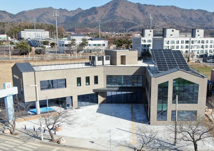강진군이 2026년 신한 꿈도담터 공모에 선정되어 9천만 원 규모의 지원을 받는다. 강진늘봄센터 내 공동육아나눔터를 리모델링하고 코딩·금융교육 등 맞춤형 프로그램을 제공한다.