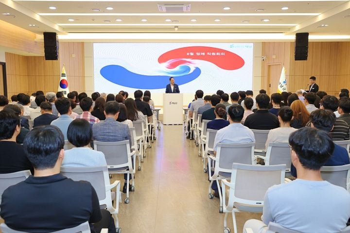 해남군 솔라시도에 2조 4,065억 원 규모의 국가AI컴퓨팅센터가 착공했다. 명현관 군수는 1개월 내 인허가 등 행정 지원 성과를 공유하며 RE100 산단과 광역 교통망 구축을 약속했다.