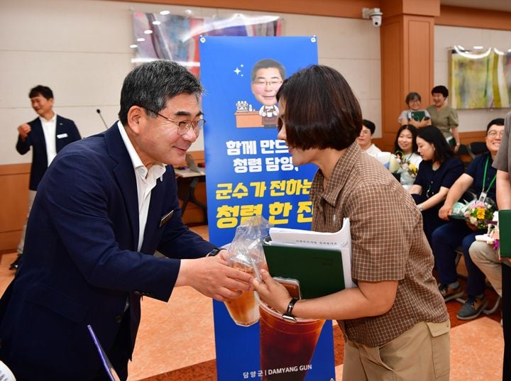 담양군이 지난 3일 박종원 군수와 함께 청렴 소통 캠페인을 개최했다. 음료 나눔을 통해 공직자들을 격려하고, 추석 청렴 캠페인 및 청렴정책추진단을 운영해 신뢰 행정을 이어나간다.