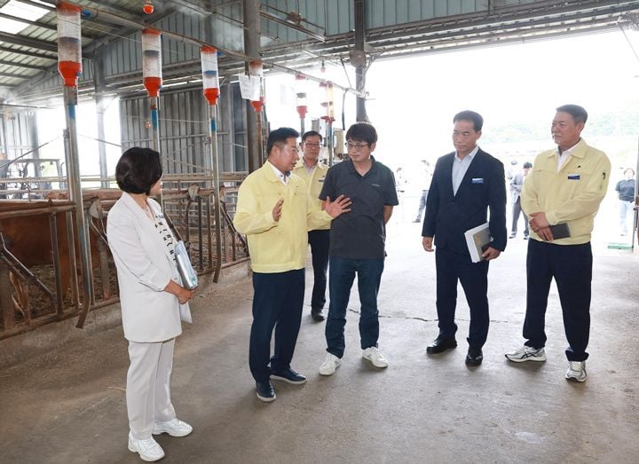 화순군이 폭염경보 지속에 따라 2026 군민 공감대화를 폭염 대응 현장 점검으로 변경했다. 임지락 군수는 무더위쉼터와 농업 현장을 방문해 온열질환 예방과 안전 관리에 나선다.