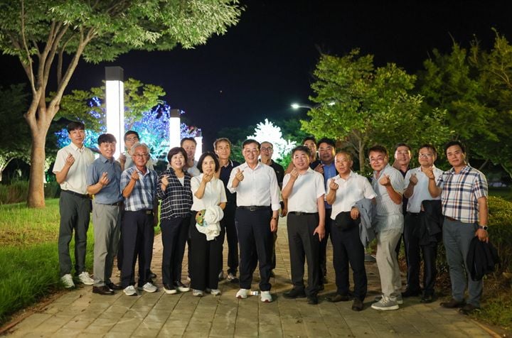 진도군이 38억 원을 투입한 남도달밤 예술여행지 조성사업 현장을 점검했다. 이재각 군수는 운림산방 일원 야간경관 조명을 점검하고 체류형 야간관광 활성화 구상을 밝혔다.