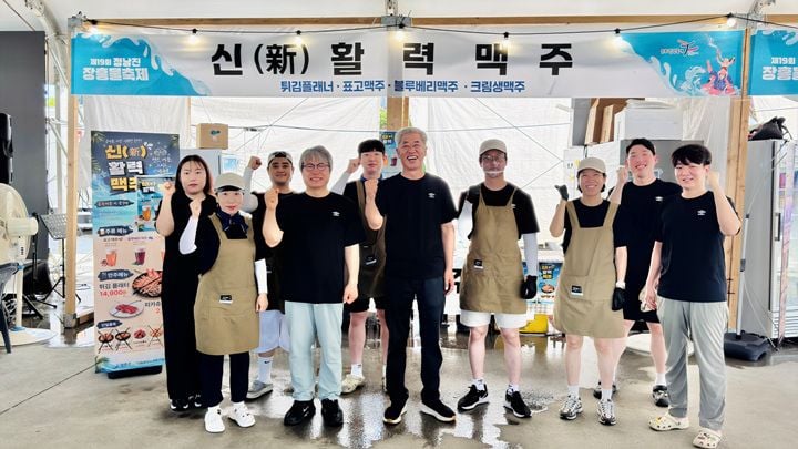 장흥군농어촌신활력센터가 제19회 정남진 장흥 물축제에서 표고·블루베리 맥주 부스를 운영했다. 지역 청년이 직접 기획한 부스의 수익금 일부는 마을 활성화 사업에 환원된다.