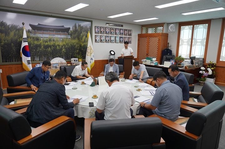 담양군의회가 4일 소속 의원 9명 전원이 참여하는 '스마트 하천관리연구회'를 발족하고 연구용역 착수보고회를 개최했다. 집중호우 등 기후변화에 선제적으로 대응하기 위한 첨단 하천관리 시스템 구축이 목표다.