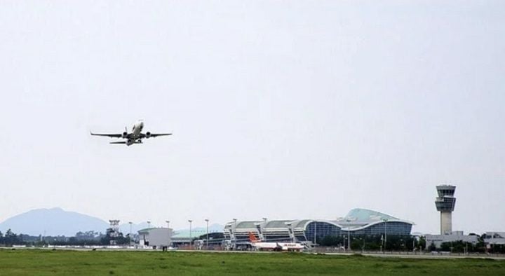 전남광주통합특별시의회 도로교통위원회가 5일 성명을 내고 무안국제공항의 신속한 재개항을 촉구했다. 위원회는 철저한 사고 원인 규명을 전제로 하되, 공항 장기 운영 중단에 따른 지역경제와 관광업계의 피해를 막기 위해 조속한 안전시설 복구와 정상화 로드맵 제시가 시급하다고 강조했다.