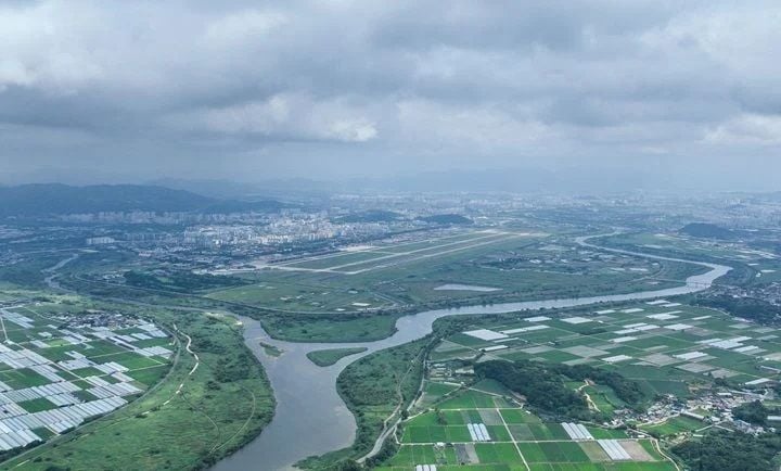 무안군이 5일 정부의 광주 군공항 부지 반도체 클러스터 조성 계획을 환영하면서도, 민간공항 우선 이전 등 3대 선결조건 이행을 재차 촉구했다. 김산 무안군수는 이재명 대통령의 협조 요청에 화답하며, 일방적 반대가 아닌 합리적 보상 여건이 마련될 수 있도록 정부 및 전남광주통합시와 실질적 협의를 이어가겠다고 밝혔다.