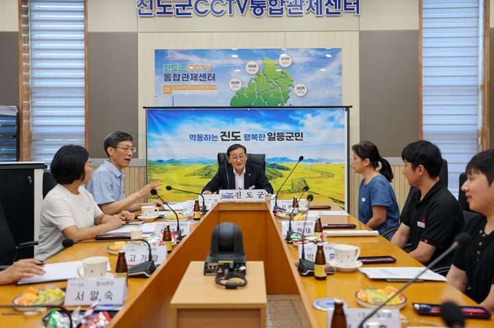 진도군이 CCTV 통합관제센터 운영 현황을 점검했다. 군은 22개 도서 지역 무선망 구축과 지능형 선별 관제 고도화로 군민 안전망을 대폭 강화한다.