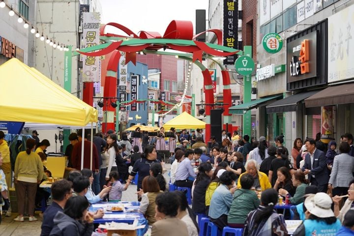 해남군 원도심 상점가들이 국·도비 공모사업에 연이어 선정됐다. 군은 특화상품 개발과 디지털 교육을 통해 소상공인 자생력과 상권 경쟁력을 끌어올린다.