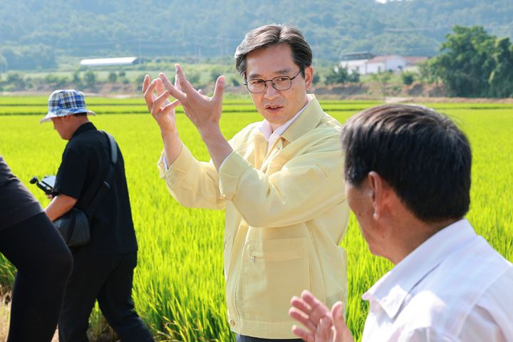 영암군이 폭염과 강수 부족으로 인한 가뭄 피해를 막고자 살수차와 양수 장비를 총동원해 신북면 및 덕진면 농경지에 긴급 용수를 공급한다.