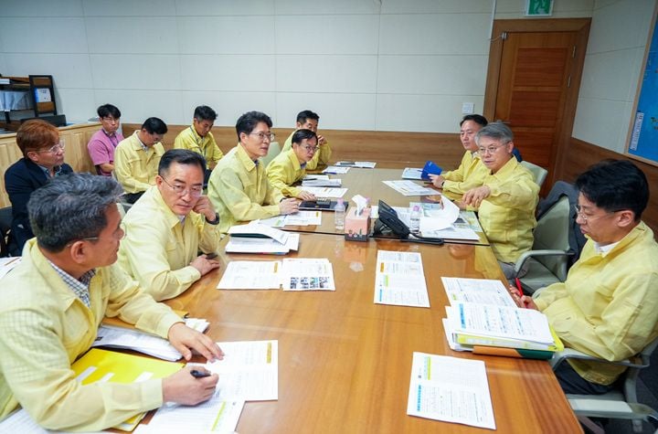 전남광주통합특별시가 폭염과 가뭄 장기화에 대응해 6개 반 비상대응 종합상황실을 가동한다. 취약계층 보호, 온열질환 감시, 동복·주암댐 저수율 관리 및 예비비 투입을 통해 피해를 최소화한다.