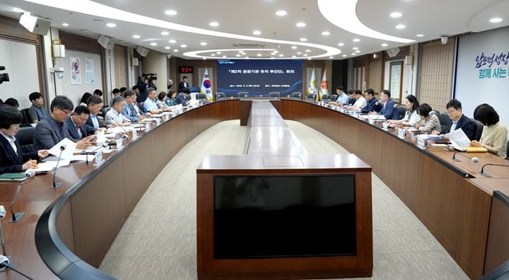 전남광주통합특별시가 정치권의 중단 요구를 물리치고 오는 10월 광주권 시내버스 노선개편을 강행한다. 도시철도 지연과 생활권 변화에 대응하기 위한 조치다.