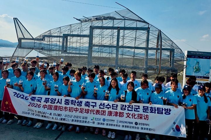 강진군이 중국 푸양시 축구단 등 878명의 전지훈련을 유치해 10억 원대 경제효과를 올렸다. 3년 MOU를 통해 정례 스포츠 교류 기반도 마련했다.