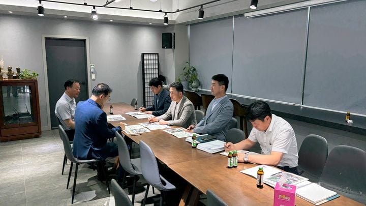 이남오 함평군수가 휴가 중 김윤덕 국토부장관을 만나 빛그린산단 RE100 지정·확장과 학교 고가교 철거 등 핵심 현안 해결을 건의했다.