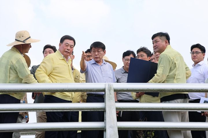 서삼석 국회의원과 김산 무안군수가 6일 가뭄 현장을 점검했다. 무안군은 취입보 설치와 하상 준설 등 비상급수 대책을 선제 가동한다.