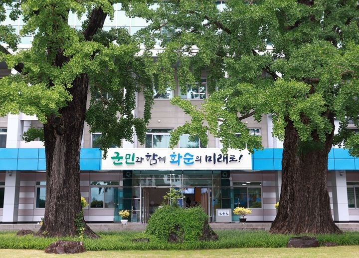 화순군이 10월 열리는 '2026 화순 고인돌 가을꽃 축제'와 연계해 화순읍 상권 팬사인회, 전통시장 스탬프투어 등을 추진하며 체류형 관광과 지역 경제 활성화에 나선다.**태그**
