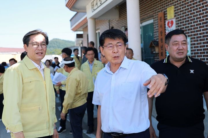 서삼석 국회 농해수위원장과 우승희 영암군수가 7일 삼호읍 방아들저수지를 찾아 농업용수 부족 현황을 점검했다. 영암군은 급수차를 투입하는 등 가뭄 대책에 행정력을 집중하고 있다.