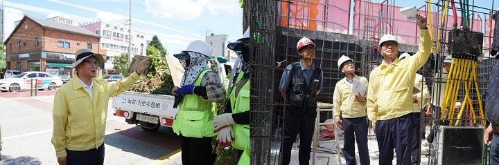 강성휘 목포시장이 8월 7일 휴가를 반납하고 독거노인 가구, 건설현장, 무더위쉼터 등 현장을 찾아 폭염 대응 상황을 점검하고 취약계층 안전관리에 총력을 다할 것을 당부했다.