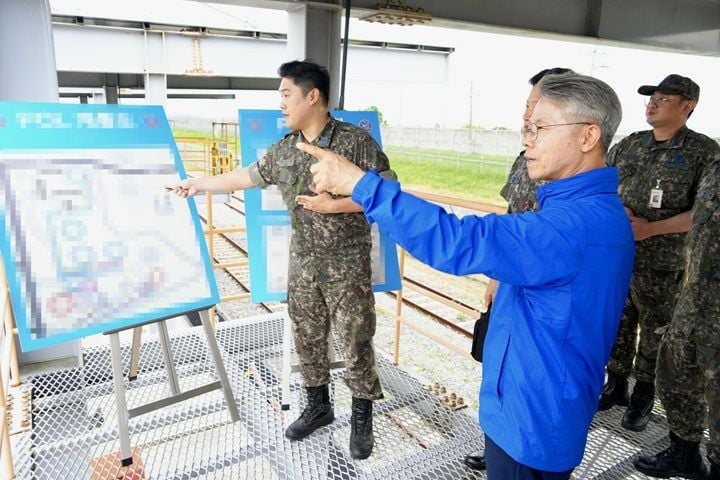 민형배 전남광주통합특별시장이 7일 오전 광주 서구 서창동 문촌마을 앞 도로에서 호남권 반도체 클러스터 군공항 부지를 점검하고 있다. 전남광주통합특별시 제공