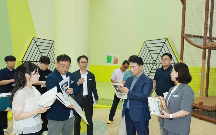 함평군이 15일 개장하는 생태체험 놀이공간 '나빛파크' 사전 안전점검을 실시했다. 시설 및 소방, 응급체계를 점검하고 안전 확보에 나선다.