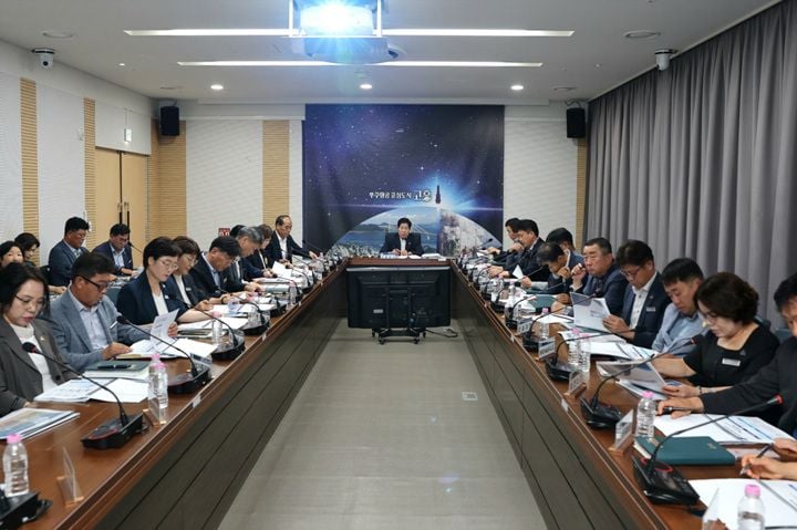고흥군이 10일 2027~2031년 인구감소지역 대응 기본계획 중간보고회를 열고 생활인구 확대와 정주환경 개선 등 5대 핵심 전략을 논의했다.