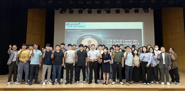 신안군이 지난 7일 전남 22개 시·군 담당자와 농어업·염전 노동자 인권보호 교육 및 노동존중 캠페인을 실시했다.