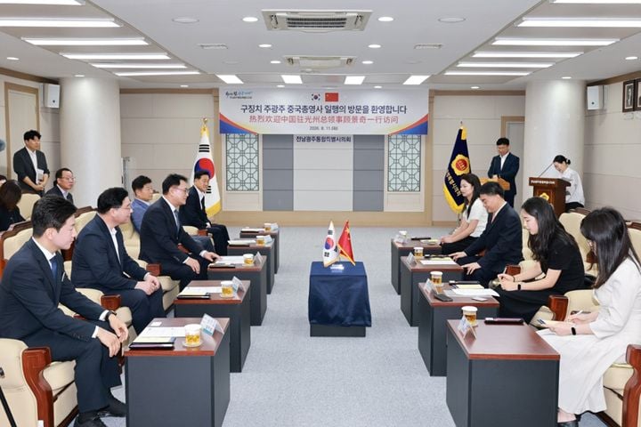전남광주통합특별시의회가 11일 구징치 주광주 중국 총영사를 만나 중국과의 교류 협력 확대 방안을 논의했다. 광주비엔날레와 여수세계섬박람회 등 국제행사 협력도 추진한다.
