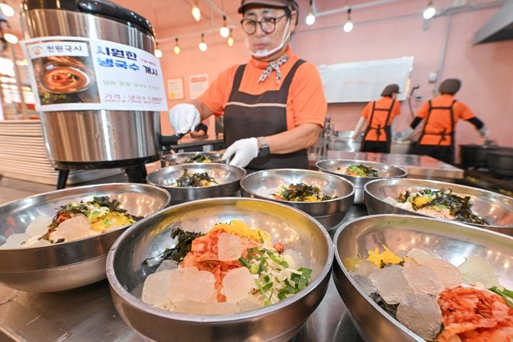 전남광주통합특별시 서구가 대표 복지사업 '천원국시'를 활용해 냉방 취약가구와 폐지수집 어르신에게 쿠폰을 지원하고 운영시간을 오후 6시까지 연장해 무더위쉼터로 운영한다.