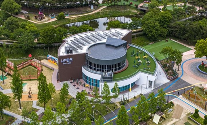 전남광주통합특별시 함평군이 실외 놀이터와 AI·AR 곤충 체험 시설을 갖춘 생태 복합 놀이공간 '나빛파크'를 15일 개장한다. 온라인 사전 예약제로 운영된다.