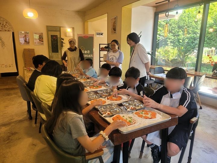 영암군 드림스타트가 11일 이용 아동 10명과 함께 영암 특산물 무화과를 활용한 '화덕피자 만들기' 체험을 열고 식문화 교육과 맞춤형 복지를 추진했다.