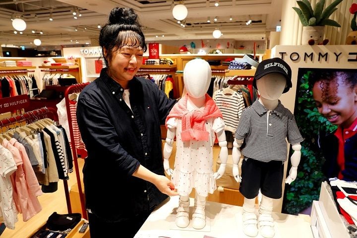 광주신세계가 지역 내 출생아 수 증가 지표에 대응해 14일부터 대규모 '2026 베이비 페어'를 개최한다. 본관 6층과 지하 1층에서 나뉘어 진행되는 이번 행사에는 스토케, 부가부 등 주요 프리미엄 브랜드의 사은 혜택이 제공되며, 25개 미입점 브랜드가 참여하는 '코베 베이비 페어'도 동시 가동된다.