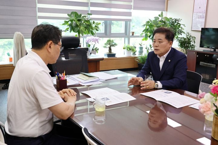 장흥군이 13일 세종정부청사를 방문해 기획예산처 및 농식품부에 제6차 국도 건설, 푸드테크 센터 구축 등 2027년도 주요 사업의 국비 반영을 요청했다.
