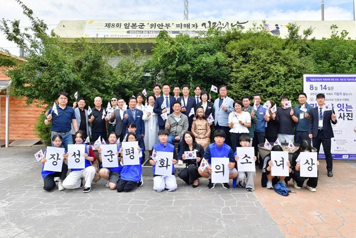장성역 평화의 소녀상 앞에서 위안부 피해자 기림의 날 추모식이 열렸다. 장성군은 공식 기증받은 소녀상의 체계적 관리를 위해 조례 제정 등 행정 지원을 강화한다.