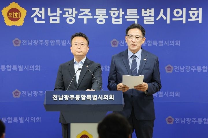 전남광주통합특별시 출범으로 광주광역시의 막대한 부채가 전남으로 전가될 수 있다는 경고가 나왔다. 최선국·박문옥 의원은 18일 기자회견을 열고, 광주발 4조 원대 부채와 구조적 재정 적자로 인해 전남의 필수 예산이 삭감되는 이른바 '역풍선효과'를 지적하며 투명한 재정 공개와 불이익 방지 대책을 촉구했다.