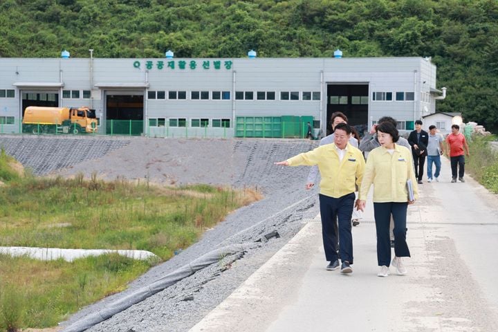 화순군이 지난 14일 한천면 농촌폐기물 종합처리시설을 찾아 운영 현황을 점검했다. 임지락 군수는 현장 근로자들을 격려하며 안전한 작업 환경 조성을 당부했다.
