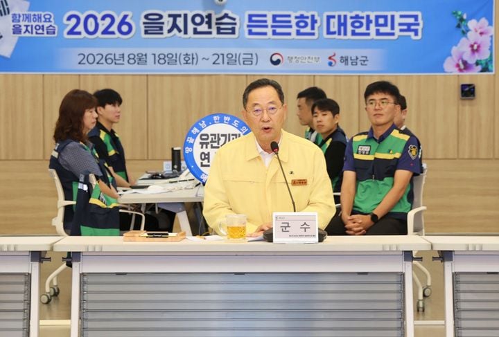 해남군이 18일 정례회의를 열고 대규모 간척지 태양광 개발에 대응해 농업 기반 보전과 주민 이익 공유를 골자로 한 '해남형 재생에너지 관리방안' 수립에 나섰다.