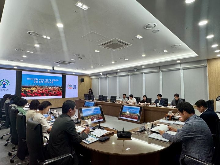 곡성군이 14일 '장미산업화 시장성 검증 및 실행전략 수립 용역' 중간보고회를 열었다. 세계장미축제의 경쟁력을 바탕으로 장미 자원의 산업화 및 미래 먹거리 육성에 나선다.