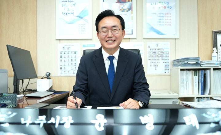 윤병태 나주시장이 한전 등 전력 기관이 집중된 빛가람혁신도시의 강점을 바탕으로 발전5사 통합본사의 나주 배치를 정부에 공식 건의했다.---
