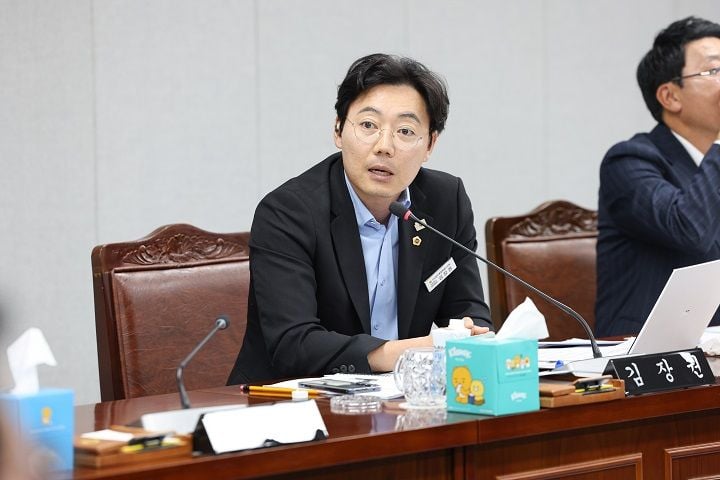 김장권 전남광주통합특별시의원이 의회운영위원회에서 정무부시장 시민추천제 도입 과정의 절차적 하자와 소통 부재를 지적했다.