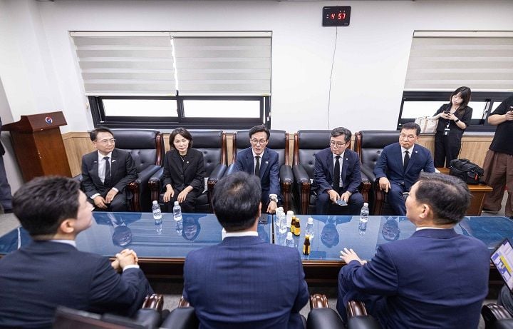 송형곤 전남광주통합특별시의회 의장이 18일 광주를 찾은 김민석 더불어민주당 대표와 만나 지방자치 발전을 위한 협력 방안을 논의했다. 김 대표는 당 차원의 지방의회법 국회 통과 지원을 약속했으며, 송 의장은 이를 환영하며 통합의회의 책임 있는 역할을 강조했다.