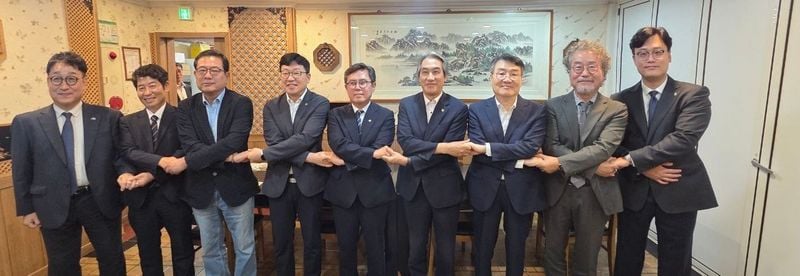 안도걸 더불어민주당 전남광주통합특별시당 초대 위원장이 19일 지역 대학, 시의회, 시청 및 교육청과 릴레이 간담회를 열고 공식 업무에 착수했다. 호남 반도체 산단 투자와 국립의대 신설 등 지역 핵심 현안 해결을 위해 통합시당 주도의 정책 및 예산 지원 협력망을 구축할 계획이다.
